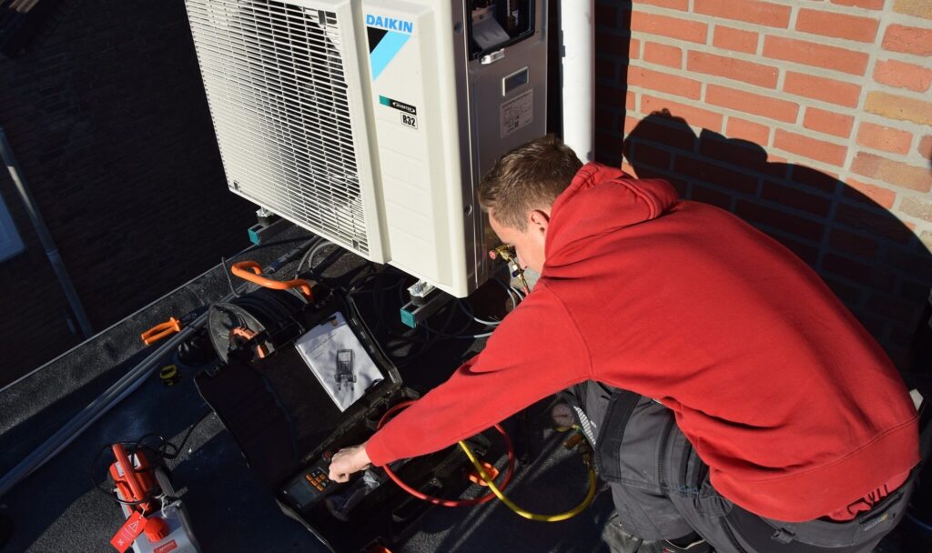 Warmtepompmonteur van New Energy Systems aan het werk